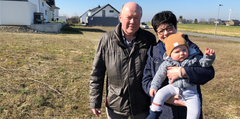 Warten seit zwei Jahren auf den Startschuss für den Bau der Mehrfamilienhäuser in Ostbüren: Gerd Rüdiger und Edith Kaltenbach aus Netphen im Siegerland, die Enkelchen Karl Leopold gern häufiger sehen würden. Auch wenn die Frist für die Vergabe nun abgelaufen ist, so muss sich das Rentnerpaar aus dem Siegerland wohl trotzdem noch etwas länger gedulden.