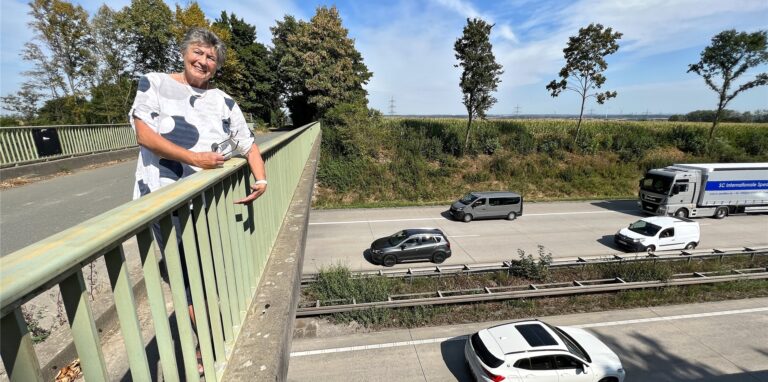 Sigrid Scheiter steht auf der Autobahnbrücke A44 bei Dreihausen in Unna.