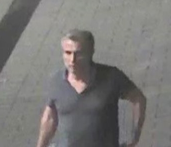 Dieser Mann wird als wichtiger Zeuge gesucht. Dieser Mann wird als wichtiger Zeuge gesucht.