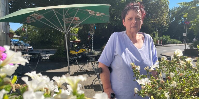 Die Unnaerin Gabriele Treek-Gsodam schaut hinter Blumen hervor.