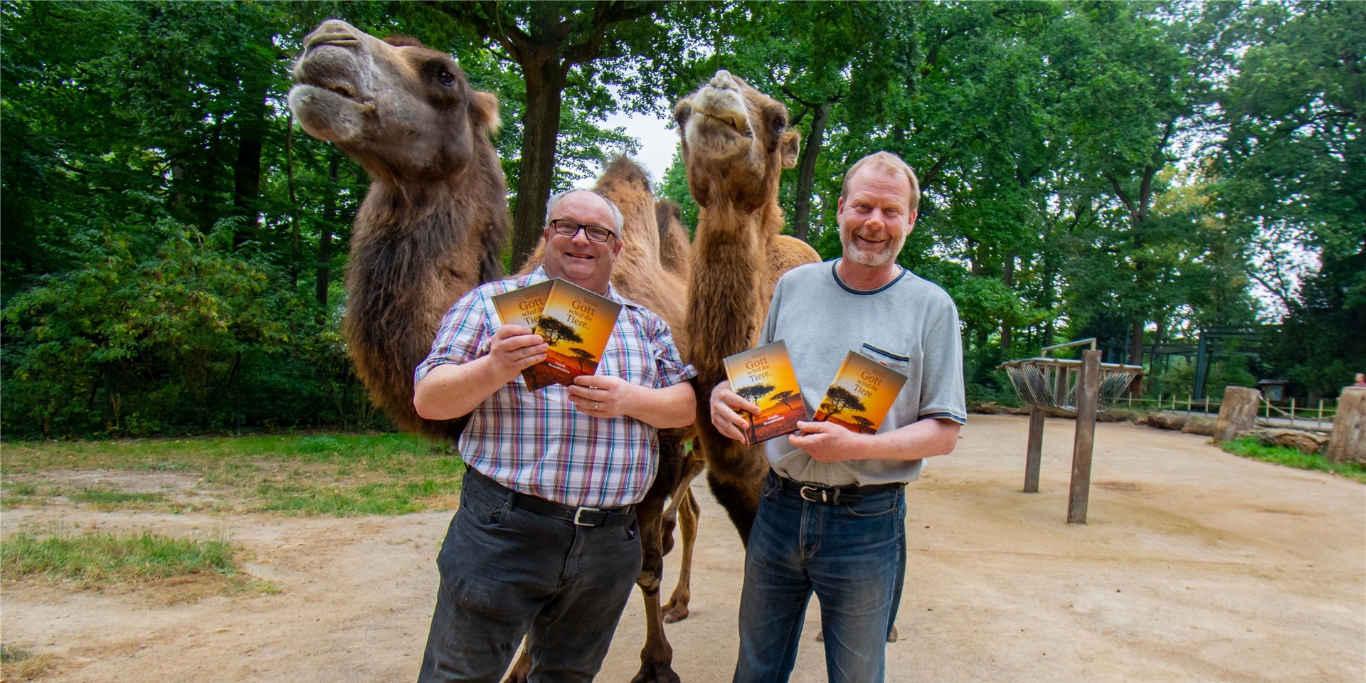 Zoodirektor Dr. Frank Brandstätter (links im Bild) und Georg Nies vom OCM-Verlag haben das Buch zusammen mit den Trampeltieren Ute und Dilara vorgestellt.
