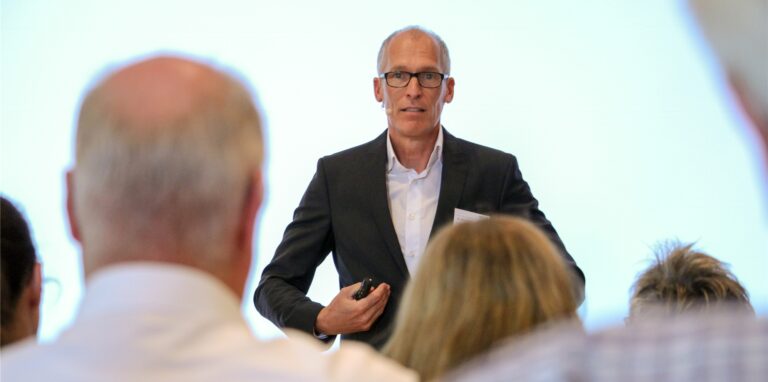 Die richtige Haltung muss von innen kommen und wahrhaftig sein: Nur so nimmt der Mitarbeiter dem Chef auch ab, was dieser kommuniziert. Ein Aspekt glücklicher Unternehmen, den Achim Pothmann während des ersten WFG-Schlossgespräches vermittelte.