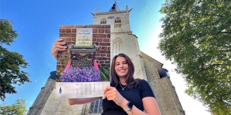 Larissa Müller aus Unna zeigt den aktuellen Turmretter-Kalender. Für 2023 ist eine Neuauflage geplant. Hobbyfotografen können ab sofort Fotos einsenden.