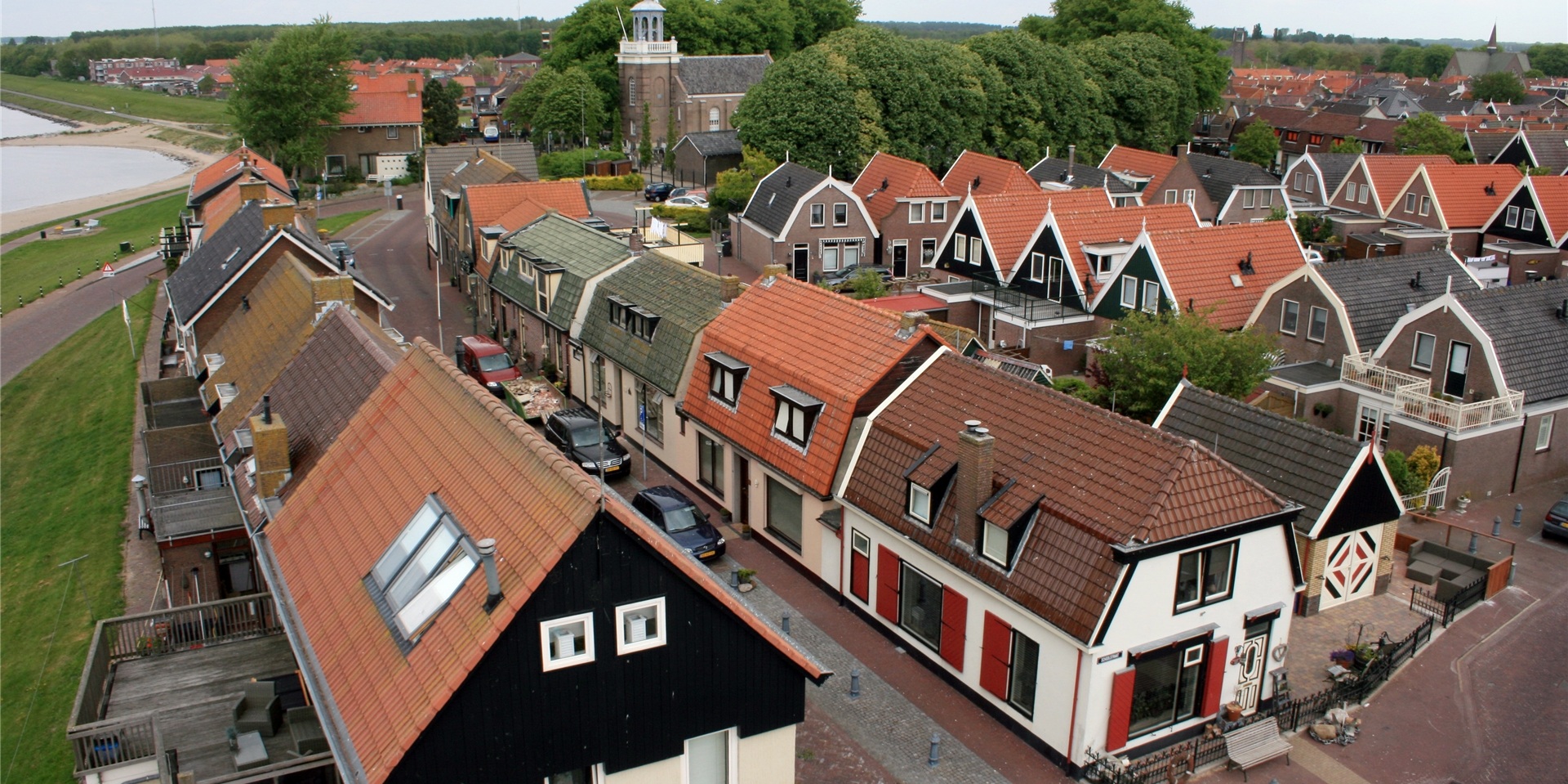 Blick von oben auf Häuser in einer kleinen Siedlung in den Niederlanden.