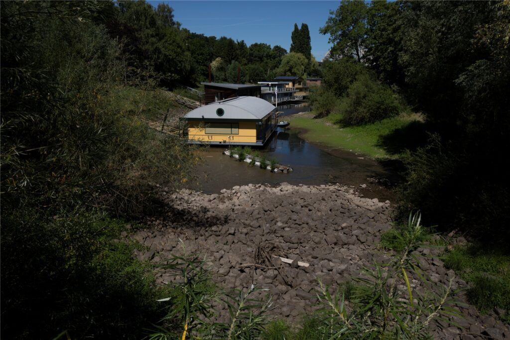 Hausboote liegen in einem fast ausgetrocknetem Flussbett eines Seitenkanals der Waal. Hausboote liegen in einem fast ausgetrocknetem Flussbett eines Seitenkanals der Waal.