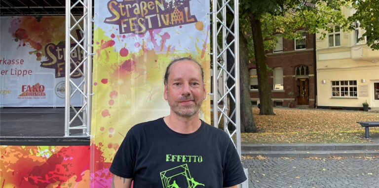 Tobias Hundertpfund vor der Bühne des Straßenfestivals