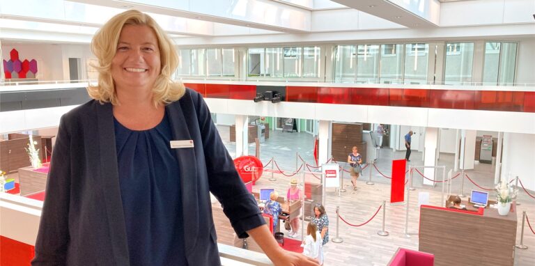 Michaela Hacheney (45) ist seit dem 1. April 2022 Filialleiterin der Sparkasse in Schwerte.