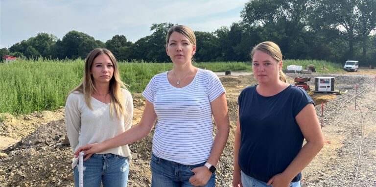 Etwa einen Meter höher als ihre Häuser soll das Baugebiet in Lünen-Niederaden, das an die Gärten von Isabell Mazat, Sandra Terbeck und Marcella Caspari (v.l.) angrenzt, errichtet werden.