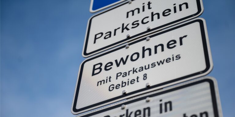 Holzwickede verzichtet auf eine Erhöhung der Preise für einen Bewohnerparkausweis. (Symbolfoto)