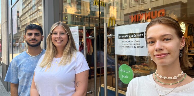 Hier ist die Tür jetzt schon zu: Lara Wiegmann (Mitte), Geschäftsführerin eines Modegeschäfts am Westenhellweg, mit Michelle Altmann und Ramyar Ali aus dem Verkaufsteam.
