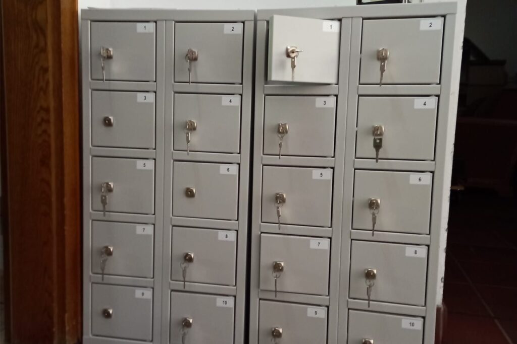 Die Schlüsselschränke aus dem Lüner Museum können in Ghana gut für den OP-Vorraum gebraucht werden. Die Schlüsselschränke aus dem Lüner Museum können in Ghana gut für den OP-Vorraum gebraucht werden.