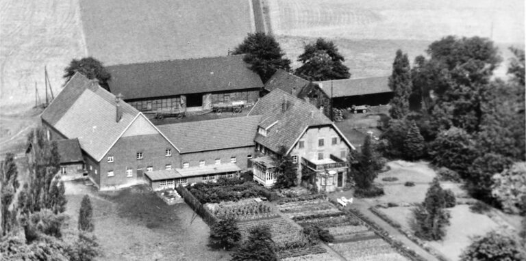 Das Luftbild stammt aus der Zeit zwischen 1940 und 1960. Es zeigt den großen alten Bauerngarten, der hinter dem Haus angelegt war.