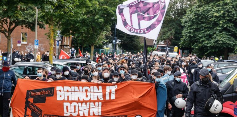 Bereits vergangenes Jahr demonstrierten antifaschistische Gruppen anlässlich des Verbots des NWDO. (Archivbild)