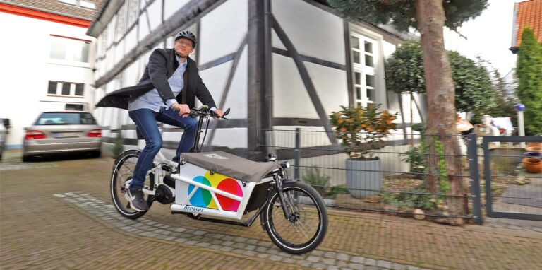 Dass Lastenräder eine sinnvolle Transportlösung sein können, zeigt unter anderem auch der professionelle Einsatz wie hier der durch die Druckerei Bresser. Doch der hohe Anschaffungspreis lässt viele Interessenten doch zögern. Wenn es um Einkäufe oder den Kindertransport geht, wählen selbst überzeugte Radfahrer doch noch oft das Auto, heißt es bei der Stadt.