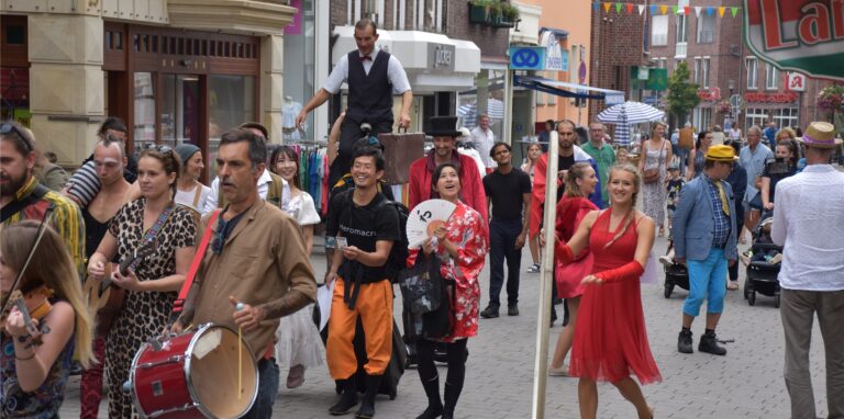 Eine Parade zieht durch eine Straße