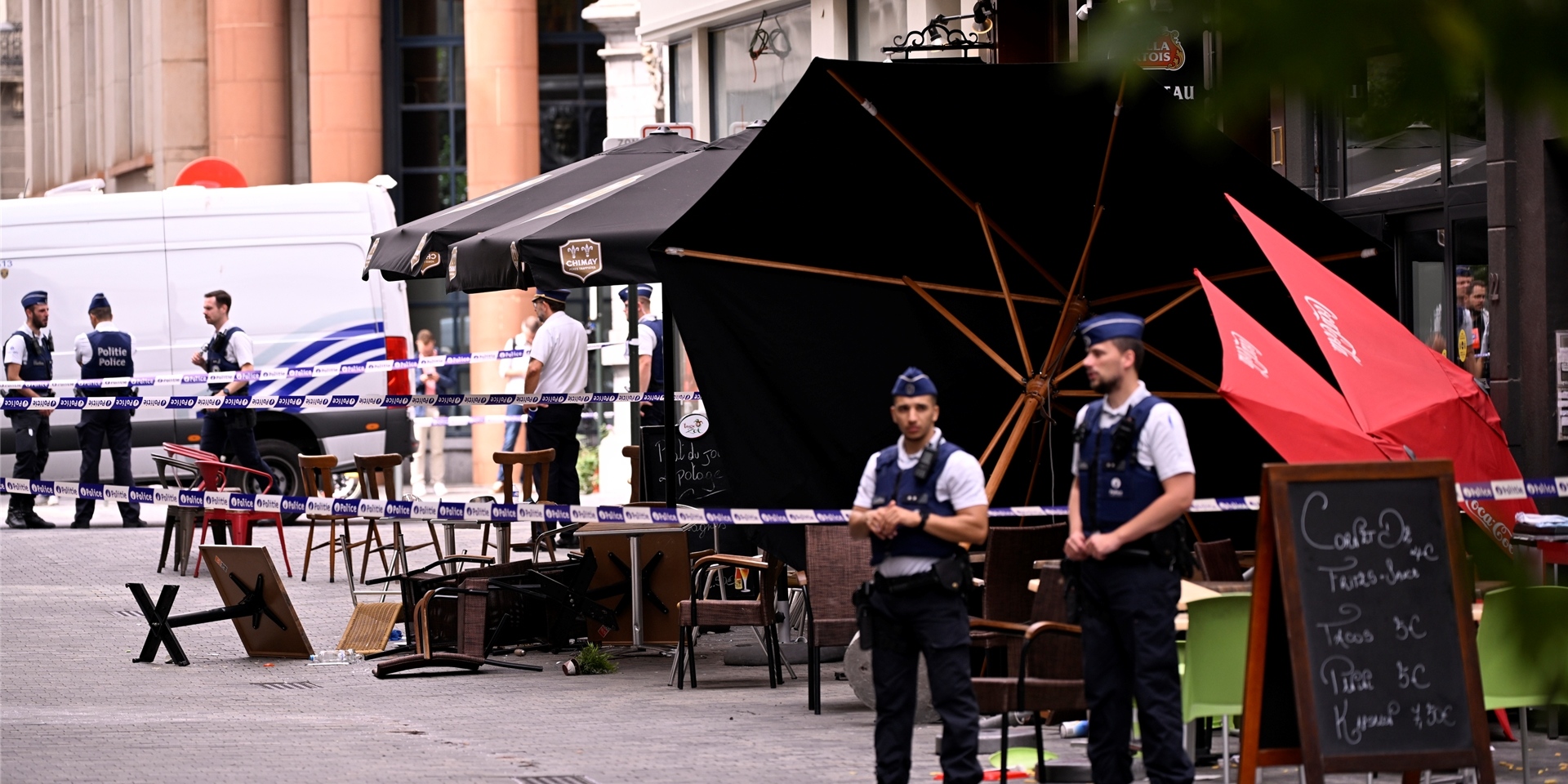Polizisten stehen am Unglücksort, nachdem ein Lieferwagen eine Terrasse im Stadtzentrum rammte.
