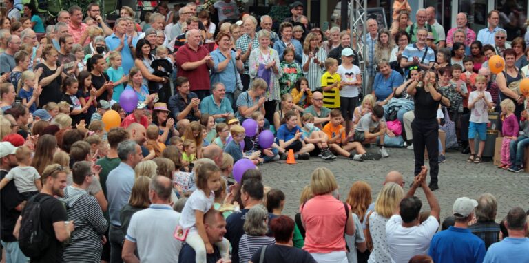 Menschenmassen beim Straßenfestival.