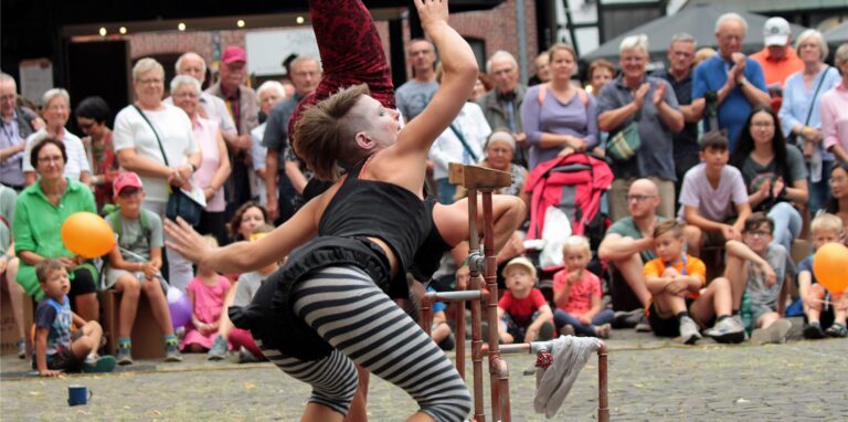 Das Künstlerduo „Upside Down Orchestra“ beeindruckt die Zuschauer mit Akrobatik und Tanz.