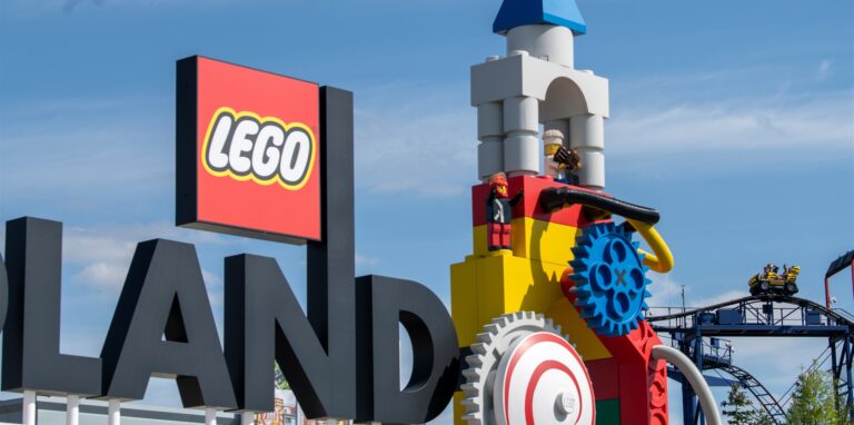 Legoland-Logo, im Hintergrund eine Achterbahn.