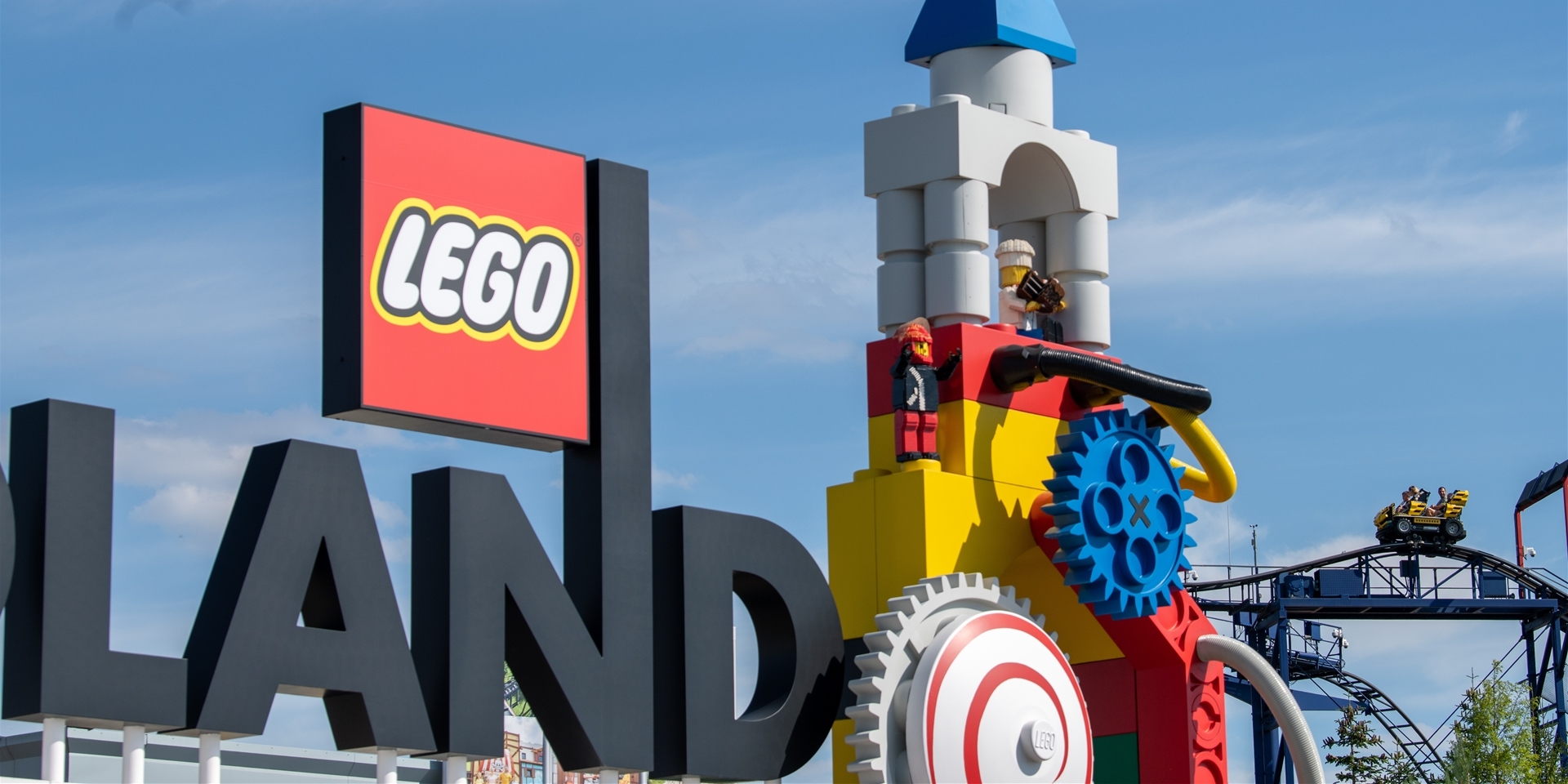 Legoland-Logo, im Hintergrund eine Achterbahn.