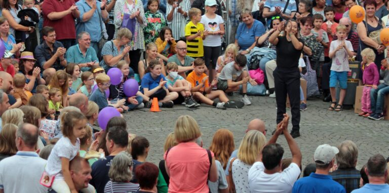 Eine große Menschenmenge bejubelt am Freitagabend den Auftritt von Surprise Effekt auf dem Marktplatz.