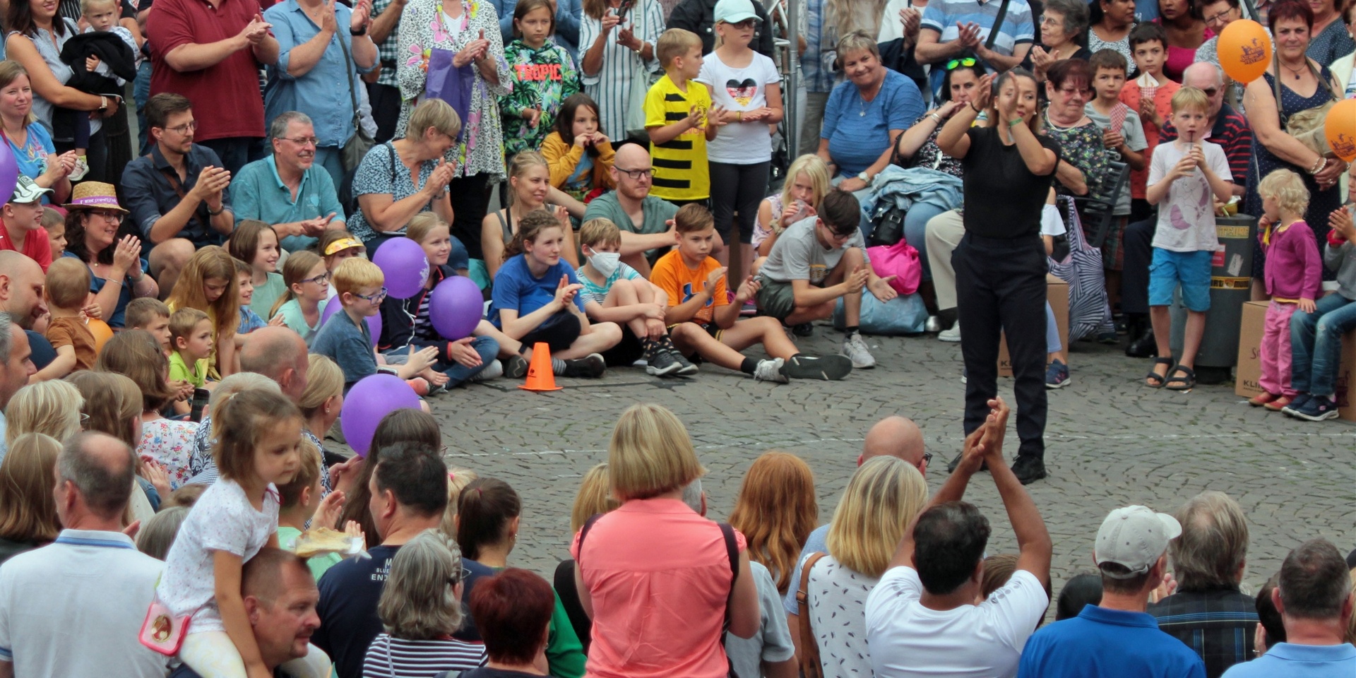 Eine große Menschenmenge bejubelt am Freitagabend den Auftritt von Surprise Effekt auf dem Marktplatz.