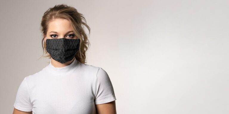 Eine Frau trägt eine Maske zum Schutz vor dem Coronavirus.