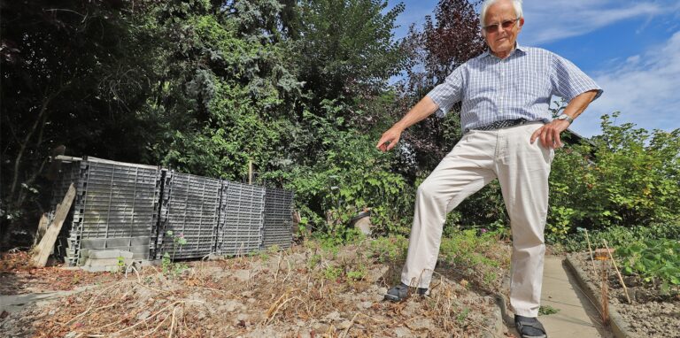 Dr.-Ing. Gert Langer zeigt auf die verdorrten Kartoffelpflanzen in seinem Nutzgarten in Frömern. „Wenn wir nicht alle die Ärmel hochkrempeln, werden wir die Erderwärmung von 1,5 Grad und mehr früher als angenommen erreichen“, sagt der Rentner.