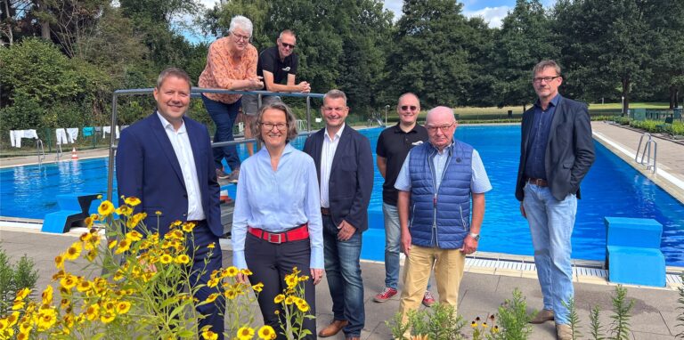 Der Freibadverein um den 1. Geschäftsführer Dirk Weise (links) freute sich, dass NRW-Ministerin Ina Scharrenbach (vorne) zu einem Besuch ins Bad nach Dellwig kam.