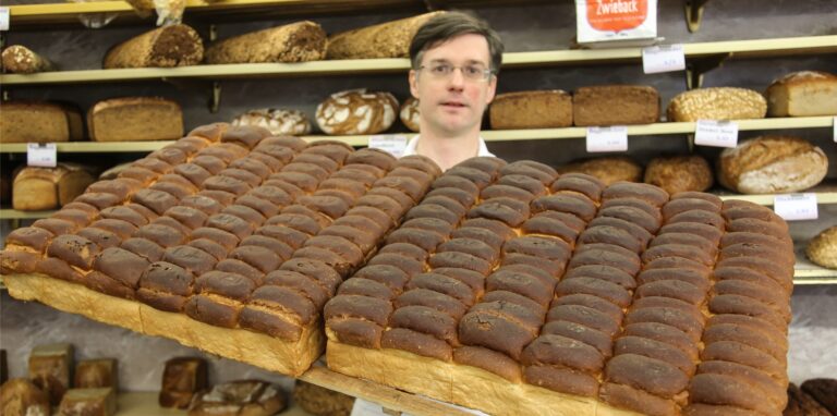 Der Gaspreis steigt und das Brotbacken wird damit immer teurer. Heiner Fischer, Inhaber der Bäckerei und Konditorei Fischer am Rathaus in Dortmund, kann seine Preise aber nicht noch weiter erhöhen. Wie er, schlagen seine Kolleginnen und Kollegen im Bäckerhandwerk jetzt insgesamt Alarm.