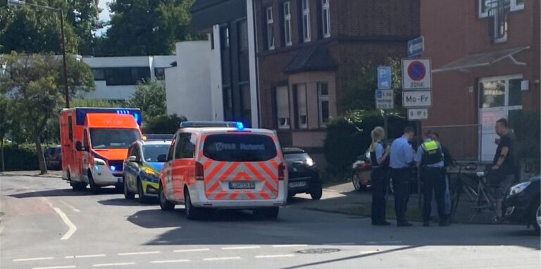 Nach dem Unfall an der Dortmunder Straße mussten Polizei und Rettungsdienst zur Unfallstelle kommen.