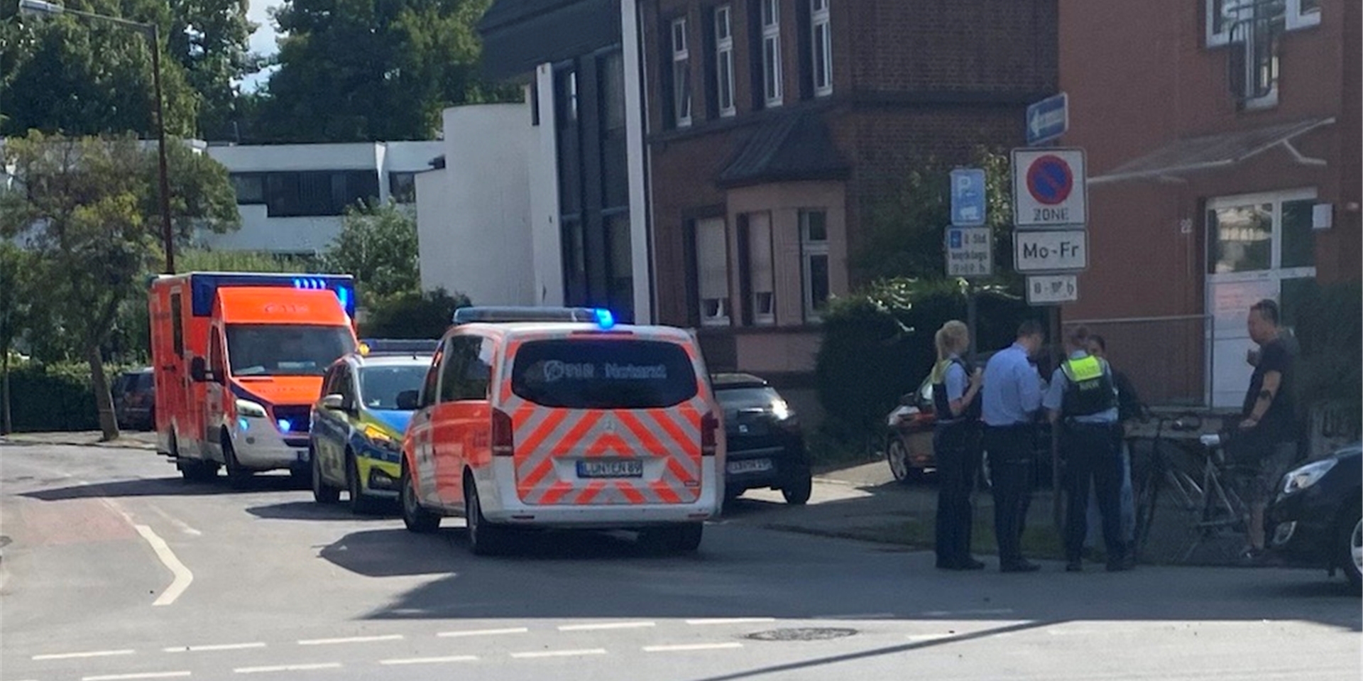 Nach dem Unfall an der Dortmunder Straße mussten Polizei und Rettungsdienst zur Unfallstelle kommen.