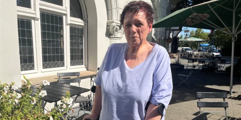 Gabriele Treek-Gsodam steht auf der Gürtelstraße in Unna.