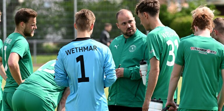 Steven Koch (M.) und seine Mannschaft können sich überraschend auf einen neuen Torwart verlassen.