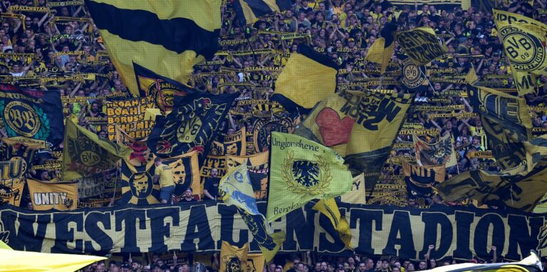 BVB-Fans schwenken Fahnen auf der Südtribüne.