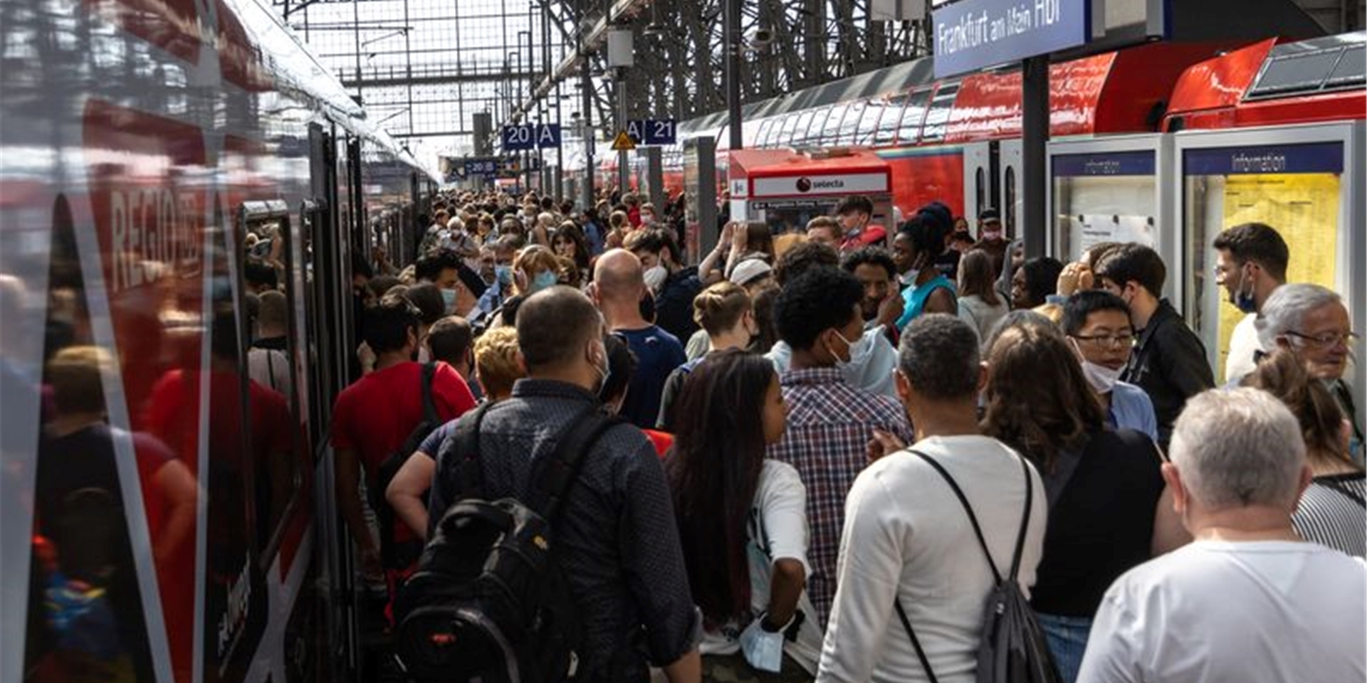 Menschen drängen sich auf einem Gleis im Frankfurter Hauptbahnhof.