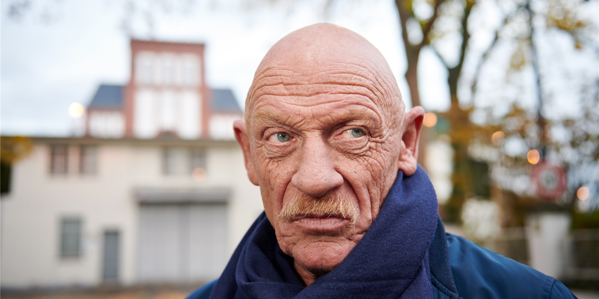 Der Gefängnisarzt und Schauspieler Joe Bausch vor der JVA Werl. Im Bestattungshaus Groß stellt er am 6. September seinen neuen True-Crime-Band vor.