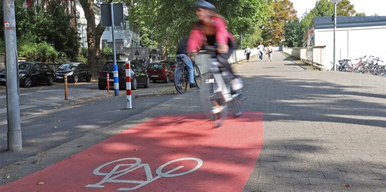 Radfahrer, die von der Eselsbrücke herunter in den Bornekamp rollen, können schnell werden. Eine Gefahr? Die Stadt will etwas gegen das Tempo unternehmen.