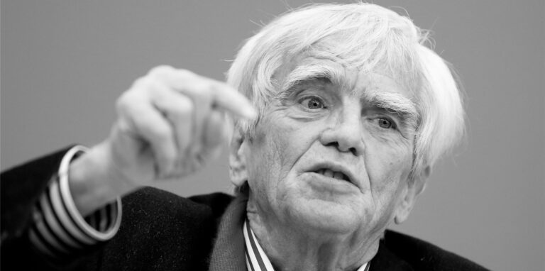 Der verstorbene Mitbegründer der Grünen Hans-Christian Ströbele (Bündnis 90/Die Grünen) ist in Marl aufgewachsen und hat das Abitur am Albert-Schweitzer-Gymnasium gemacht.