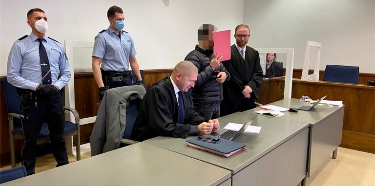 Der Angehörige des Miri-Clans steht im Gerichtssaal.