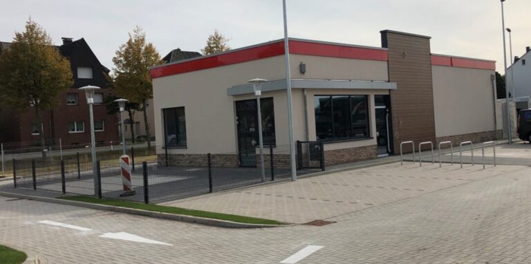 Was passiert mit dem fertigen Fast-Food-Restaurant an der Kreisstraße?