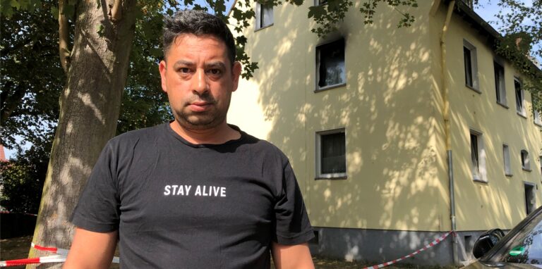 Dramatische Rettungsaktion an der Hußmannstraße in der Kamener Nordstadt: Unter diesem Fenster im ersten Obergeschoss stand Adrian Borzos und breitete seine Arme aus.