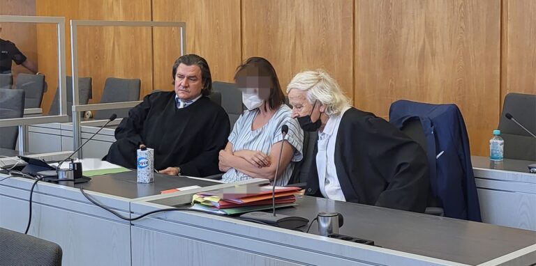 Die angeklagte Mutter aus Kirchhellen zwischen ihren Verteidigern Malte Englert (l.) und Siegmund Benecken