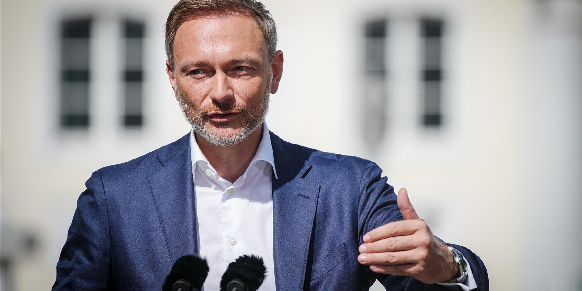 Christian Lindner (FDP), Bundesminister der Finanzen, gibt zum Ende der Klausur des Bundeskabinetts vor dem Schloss Meseberg eine Pressekonferenz.