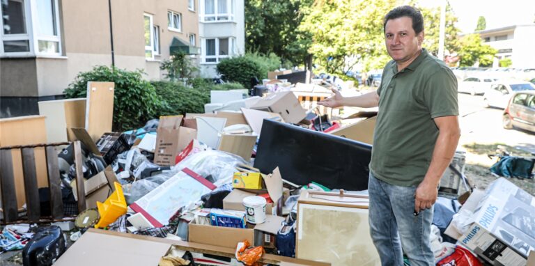 Ein Bild vom 13.8.: Ein Anwohner in Scharnhorst zeigt nach der Premiere der Gratis-Sperrmüllsammlung das Chaos im Umfeld seiner Wohnung.