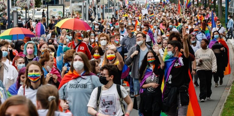 Hunderte Meter lang war der CSD-Demonstrationszug am Samstag durch Dortmunds Innenstadt.