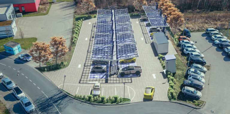 Der Schnellladepark des Energiekonzerns EnBW steht vor der Eröffnung. Mit 52 Schnellladepunkten wird der Standort nach Unternehmensangaben der größte öffentliche Schnellladepark europaweit.