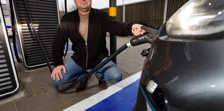Peter Stelzmann (55) aus Hagen ist einer der ersten Autofahrer, die in Europas größtem Schnellladepark elektrisch auftanken. Der Hagener, der für die Dorstener Firma „Stiftsquelle“ unterwegs ist, freut sich über die hohe Auflade-Geschwindigkeit.