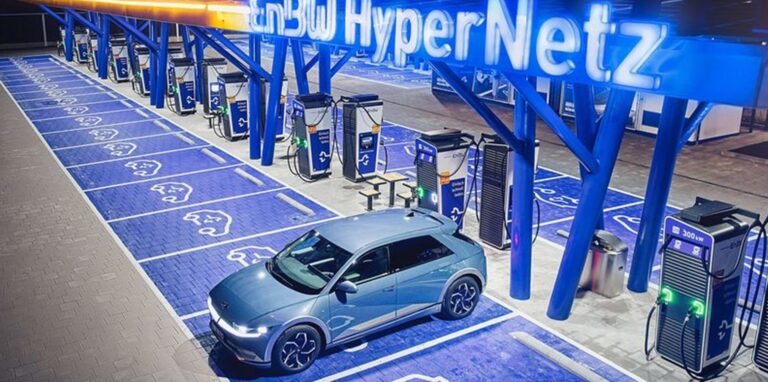 Im Kamen-Karree ist die neue Schnelladestation von EnBW eröffnet worden: 52 Fahrzeuge können gleichzeitig laden – und das ziemlich schnell – mit bis zu 300 Kilowatt Leistung. Das heißt: In nur fünf Minuten werden, je nach Fahrzeug, bis zu 100 Kilometer Reichweite geladen.