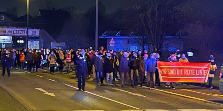 Dieses Plakat, das die Demonstranten auch am 24. Januar in Lünen (hier auf der Kurt-Schumacher-Straße) vorne weg getragen haben, ist unstrittig. Zwei weitere Schriftzüge im Protestzug haben indes den Staatsschutz beschäftigt.
